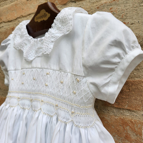 Vestido Bordado Bebê Lili Renda Renascença Branco, detalhe topo, gola de renda, bordado manual e manguinha